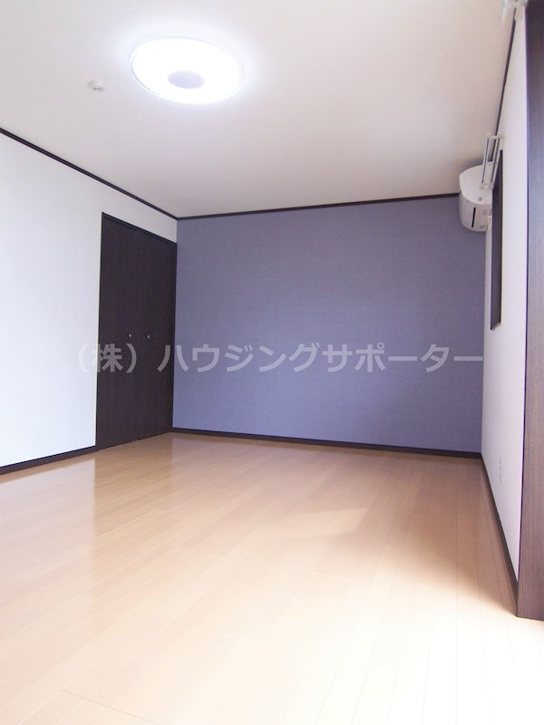ベッドルーム：※部屋により壁紙の色・模様異なります。