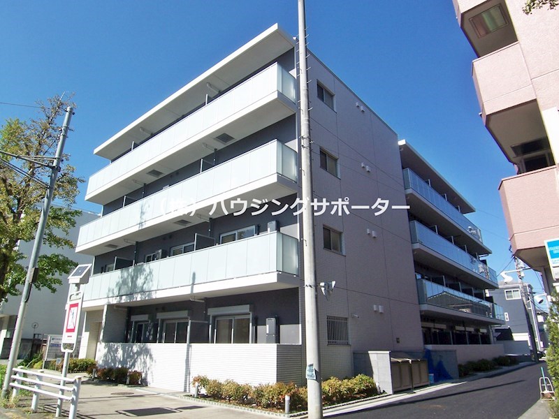 外観画像：写真日が当たっている部分が南東向きで手前から1号室左に向かって3号室です。右側影の部分は4号室以降