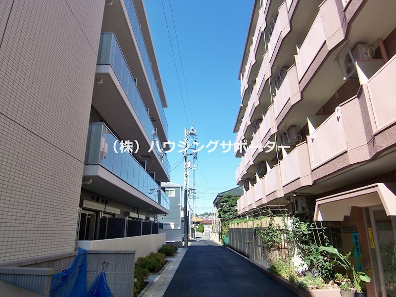 外観画像：4号室～9号室は北東向きで向かいに建物ある為、陽当たりや見通しを気にされる方は合わないかもしれません