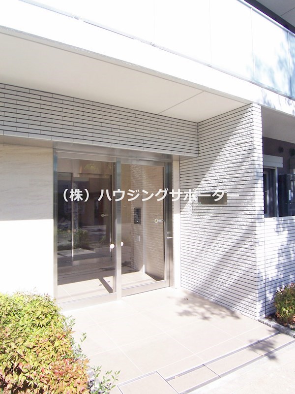 外観画像：エントランスは甲州街道（国道20号）側から入ります