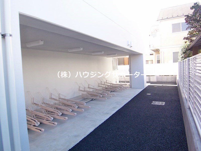 外観画像：自転車置き場は建物奥（北側）です