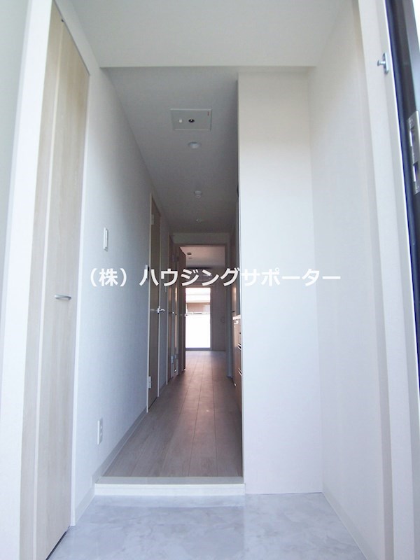 玄関：F1タイプ（6号室7号室※407除く）の写真です（F2の208・308は左右反転）　写真は4階です