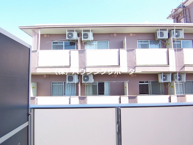 眺望：4階からの眺望です。前面にマンションがあります