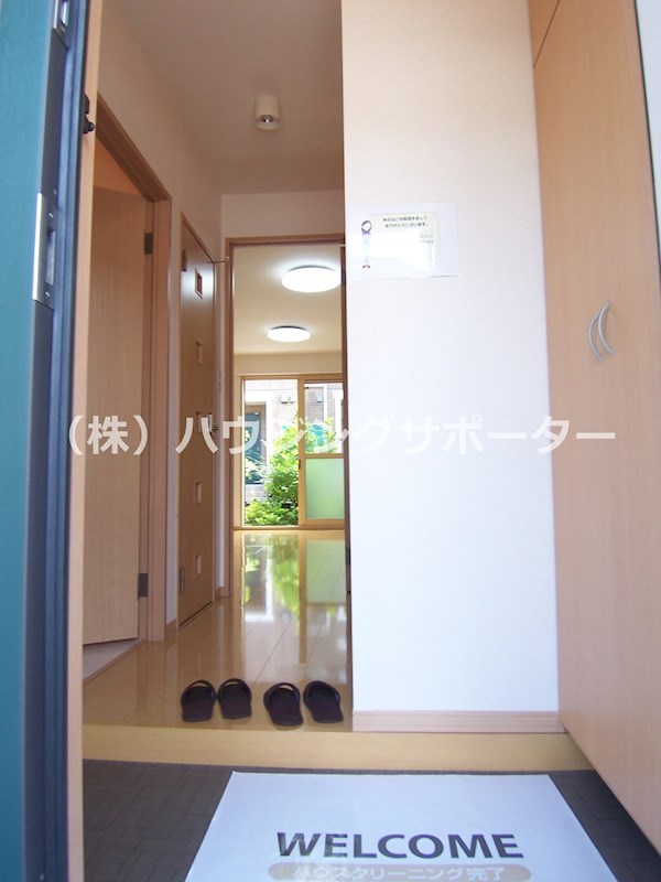 玄関：室内写真はＥ棟102号室です