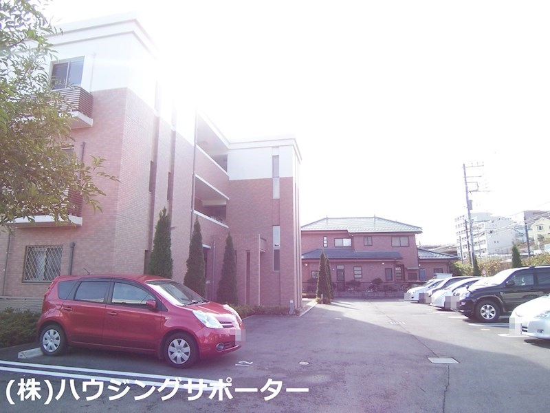 外観画像：駐車場の空き状況は随時ご確認ください。
