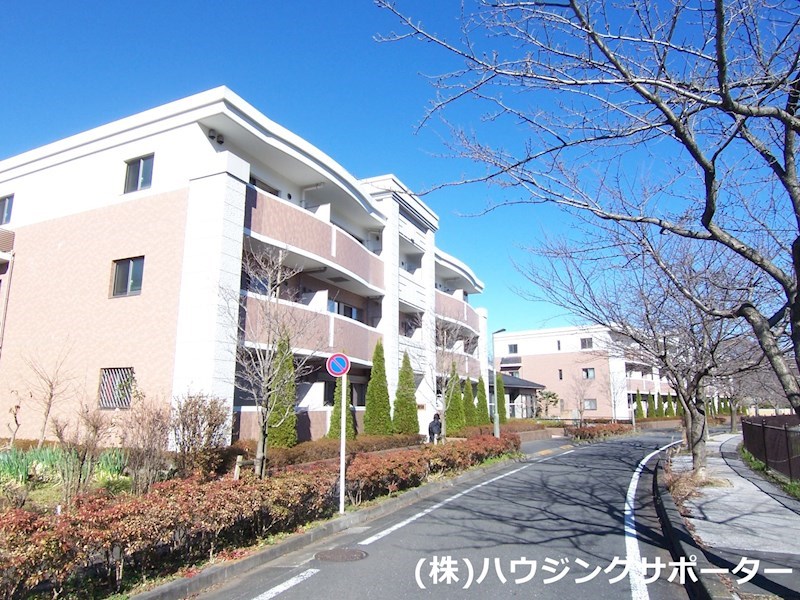 外観画像：前面は道路と川です