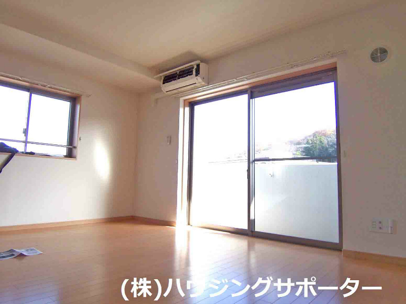 リビング：ＬＤＫ12.3帖、角部屋につき２面採光です
