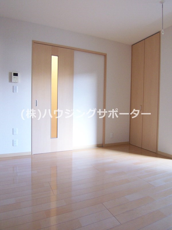ベッドルーム：写真右側は収納です
