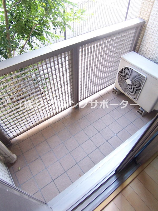 ベランダ：12号室の前にはちょうど１本植栽があります