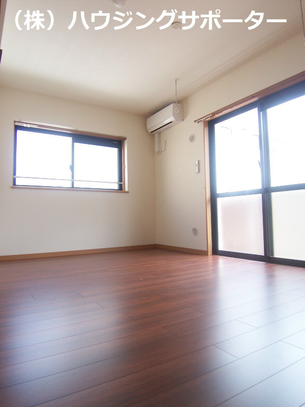 リビング：居室は横長のお部屋です！