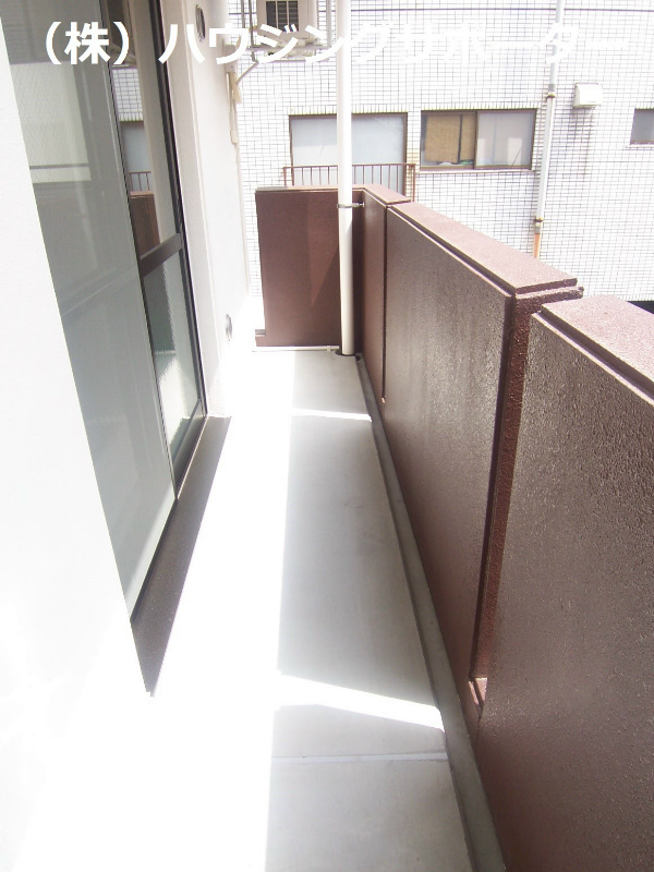 ベランダ：２階のバルコニーです。部屋により明るさ違います。