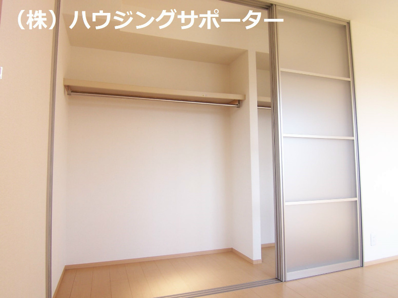 収納：収納の扉がすりガラスで光を通します！