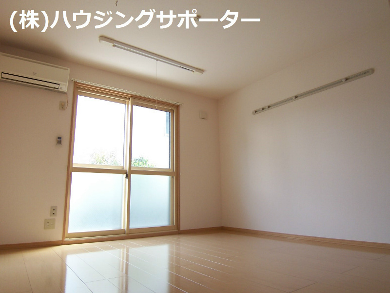 その他：右側の線はピクチャーレール→ものをかけたりすることが出来ます