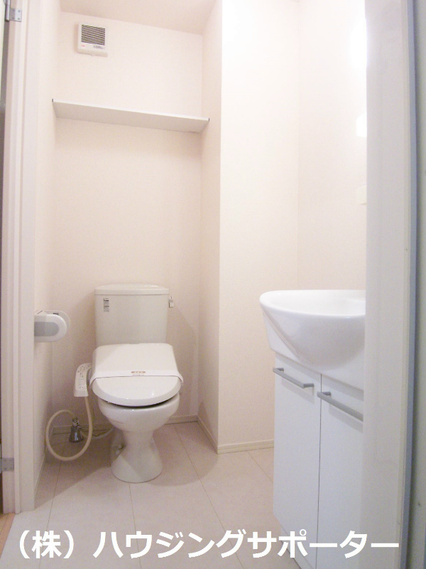 トイレ：トイレと洗面は同一スペースです