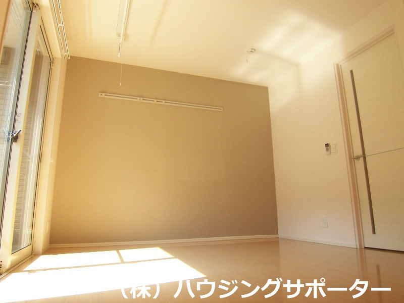 リビング：アクセントクロスがワンポイントになっています