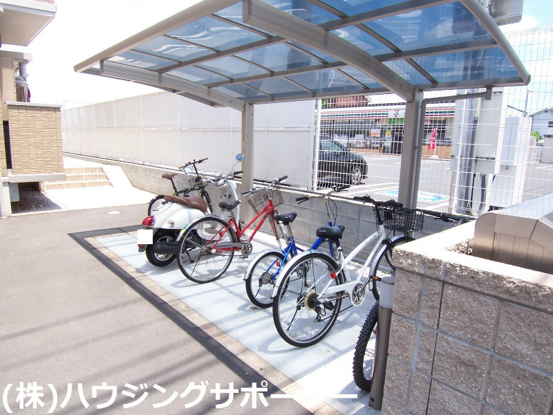 外観画像：駐輪場は南側と北側にあります