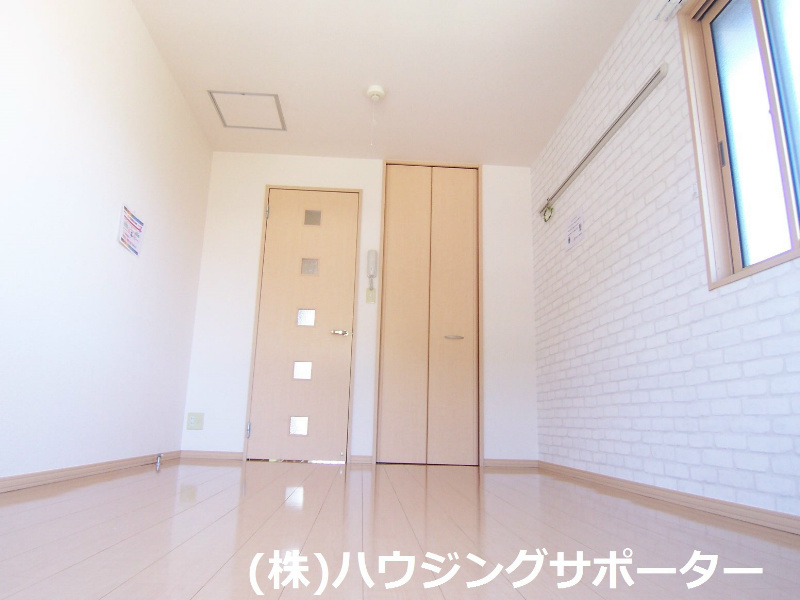 その他：床の色合いも明るい印象ですね