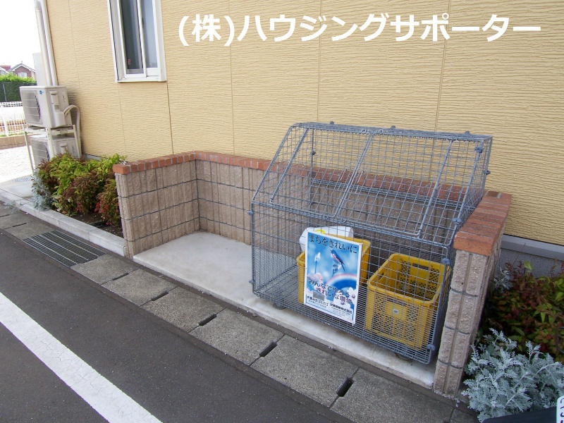 外観画像：側面に敷地内ゴミ捨て場です