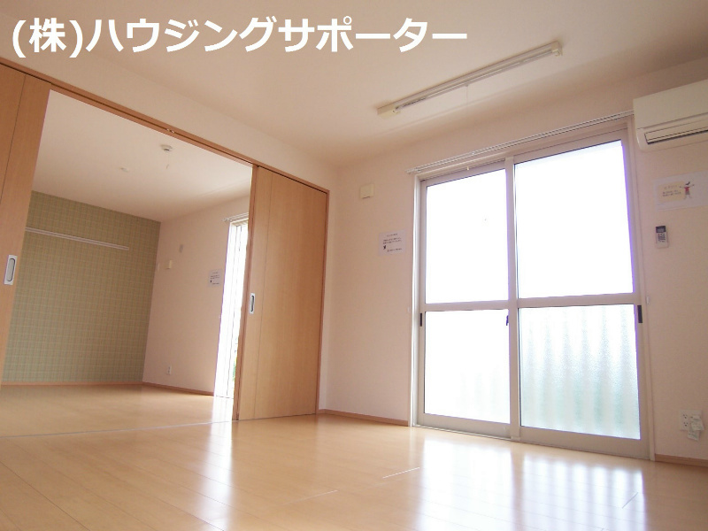 リビング：リビングと隣室の洋室は解放すると広い空間になります