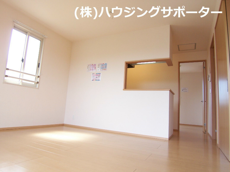 リビング：カウンターキッチンは水回り見えないのでいいですね！