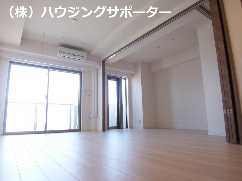 リビング：隣の洋室との仕切り解放で１ＬＤＫにもなります！