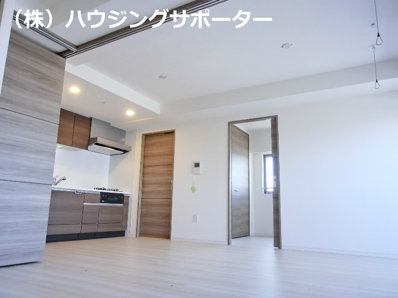 ヴェルディーク八王子横山町 リビング：東側の洋室からのリビングです