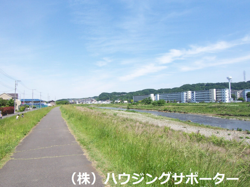 外観画像：目の前遊歩道、気持ちよさそうですね