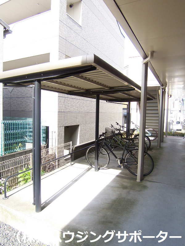 外観画像：駐輪場屋根付きです