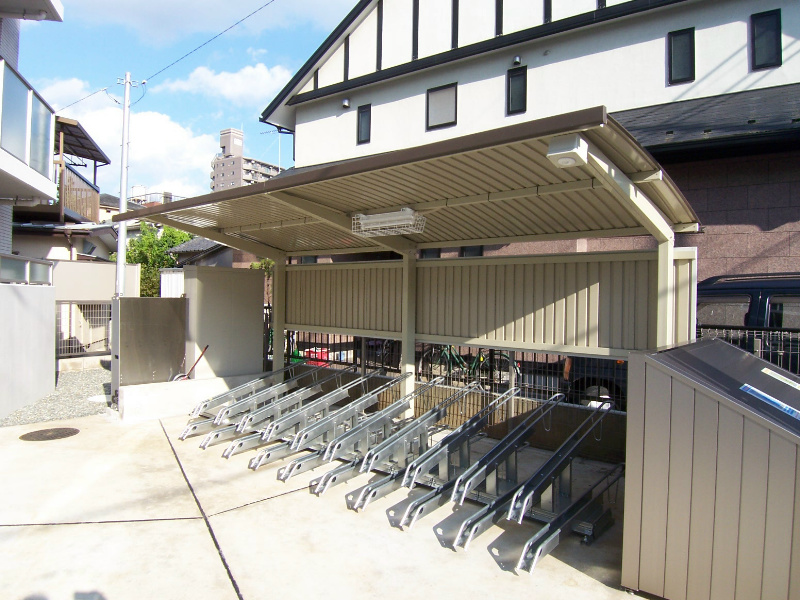外観画像：南側に自転車置き場です