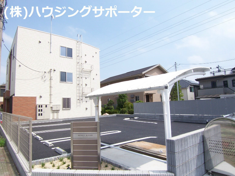 外観画像：敷地内一角に駐輪場とゴミ捨て場あります