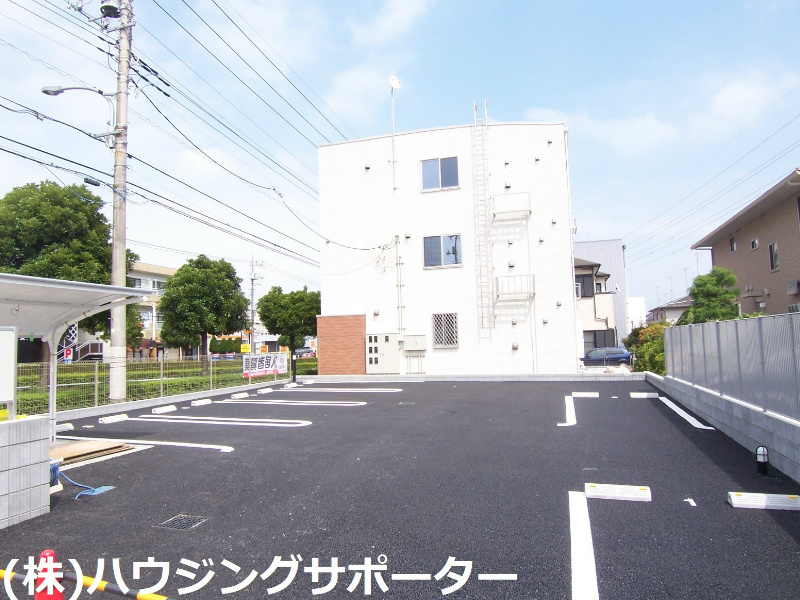 外観画像：西側が駐車場です