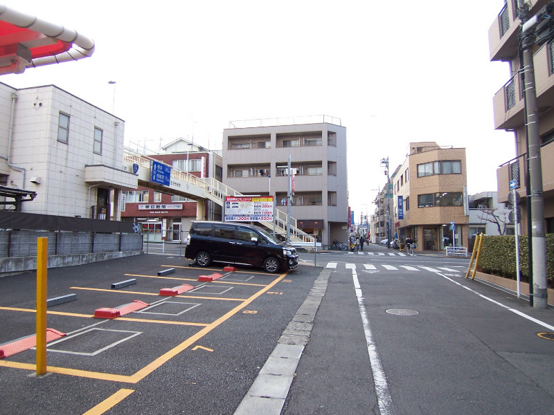 外観画像：前面は駐車場とコインパーキングです
