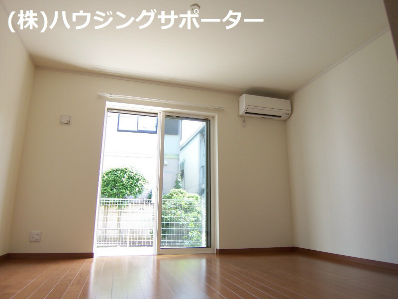 リビング：前面は庭になっています