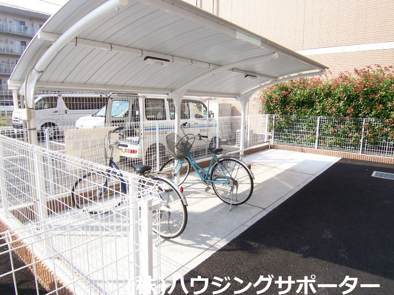 外観画像：自転車置き場は北側にあります！