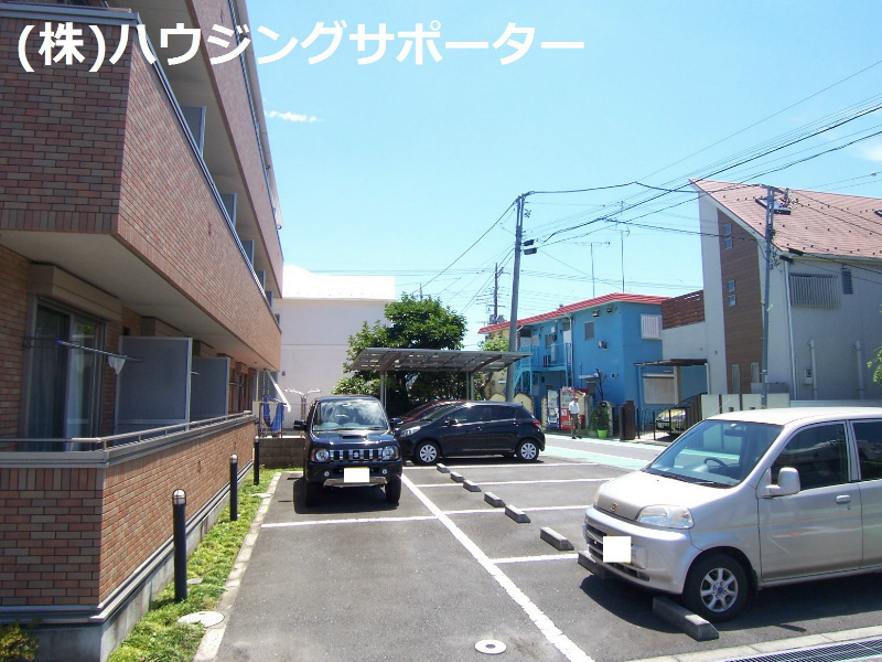 外観画像：前面は駐車場と道路です