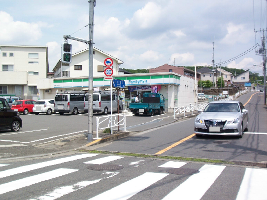 コンビ二：ﾌｧﾐﾘｰﾏｰﾄ 日本文化大入口店　190m