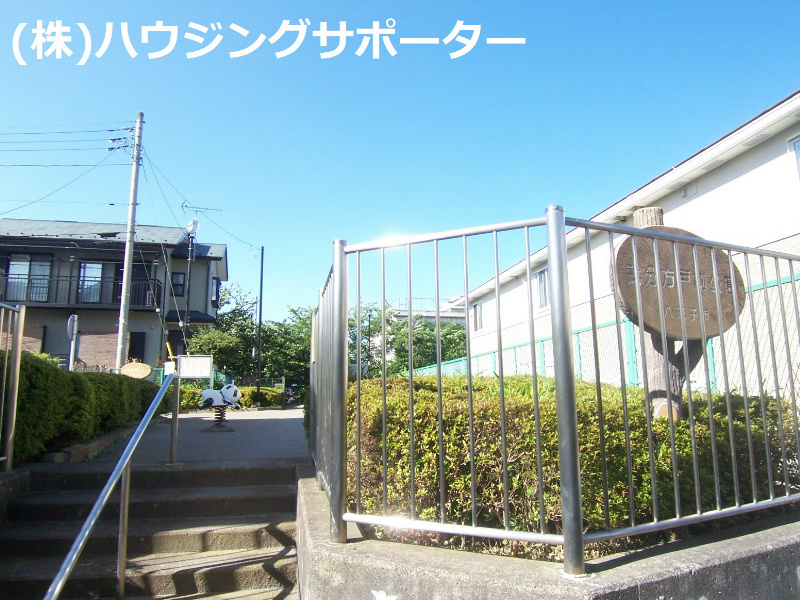 外観画像：西側は小さい公園あります