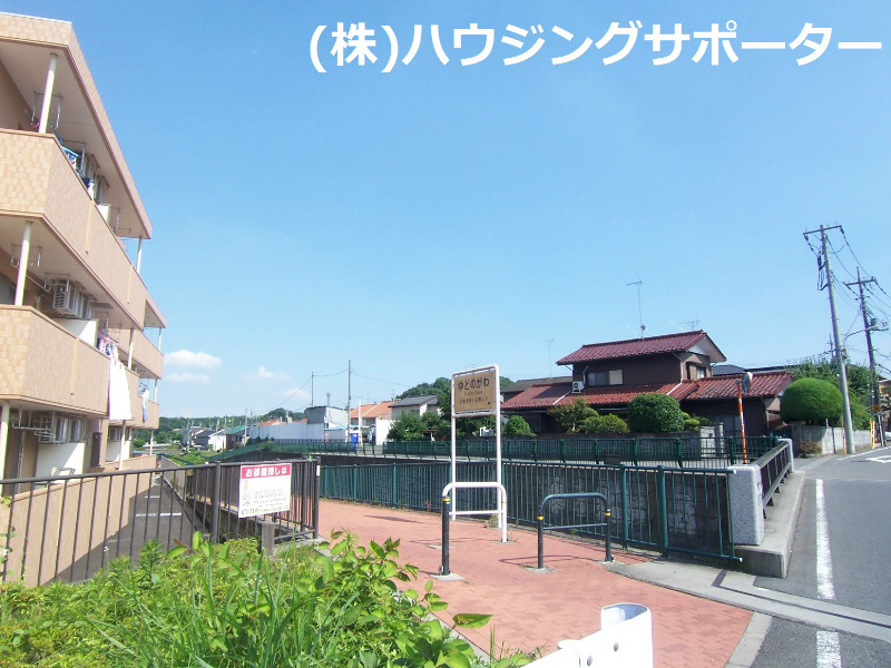 外観画像：前面は遊歩道と小さな川です！
