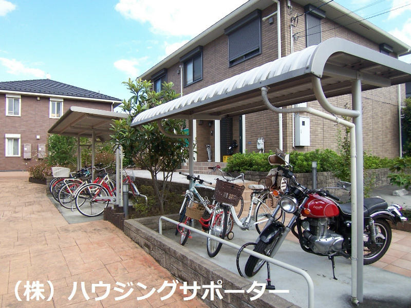 外観画像：Ｅ棟、駐輪場です