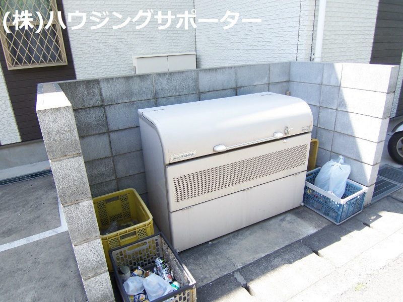 外観画像：敷地内ゴミ置き場