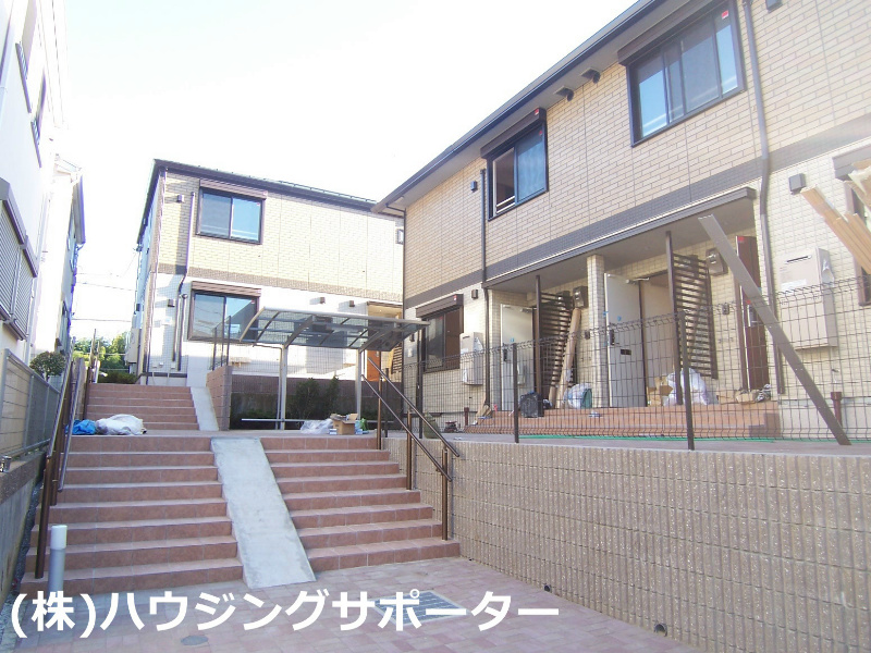 外観画像：写真右側サヌール(Ａ棟)（玄関側）