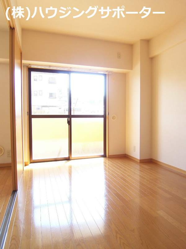 その他：リビング脇の洋室です