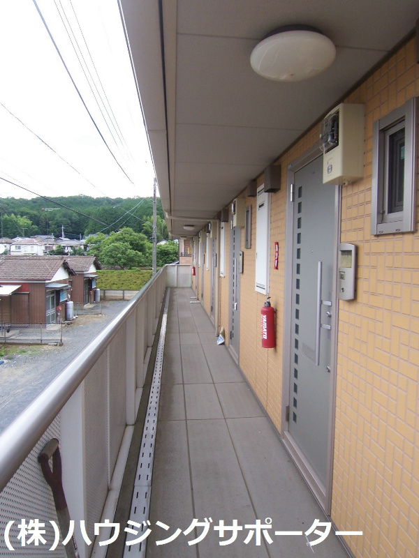 外観画像：２階の廊下です。奥から１号室です