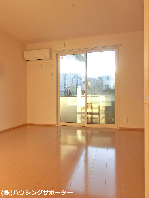 リビング：前面は駐車場の為前面はひらけけています