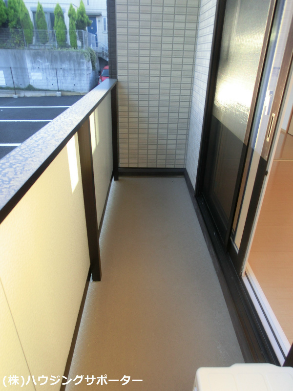 ベランダ：午後に日当たりの良いバルコニーです