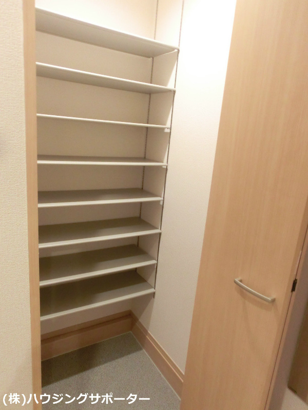 収納：結構大きなシューズボックス（クローク）です