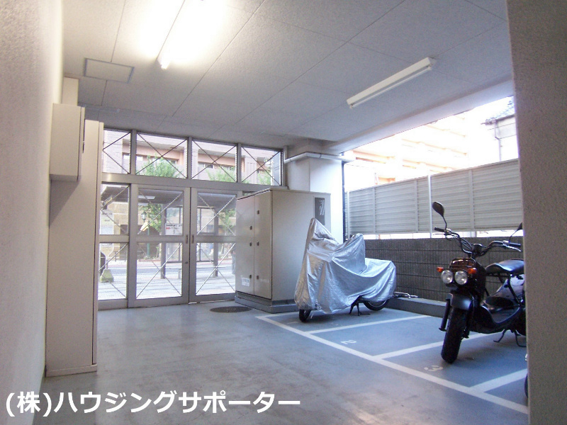 外観画像：バイク置場です。こちらも北側から。