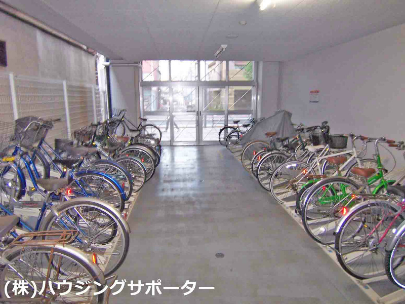 外観画像：自転車置き場は北側が入り口です