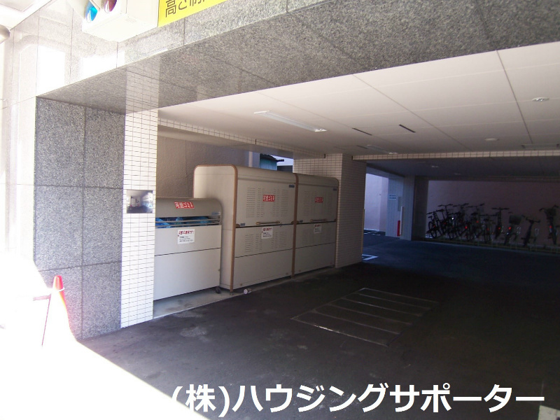 外観画像：駐車場入り口、自転車置き場の一部もあります