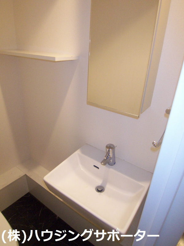 その他：こちらのお部屋はトイレと洗面台が一緒になっているタイプです